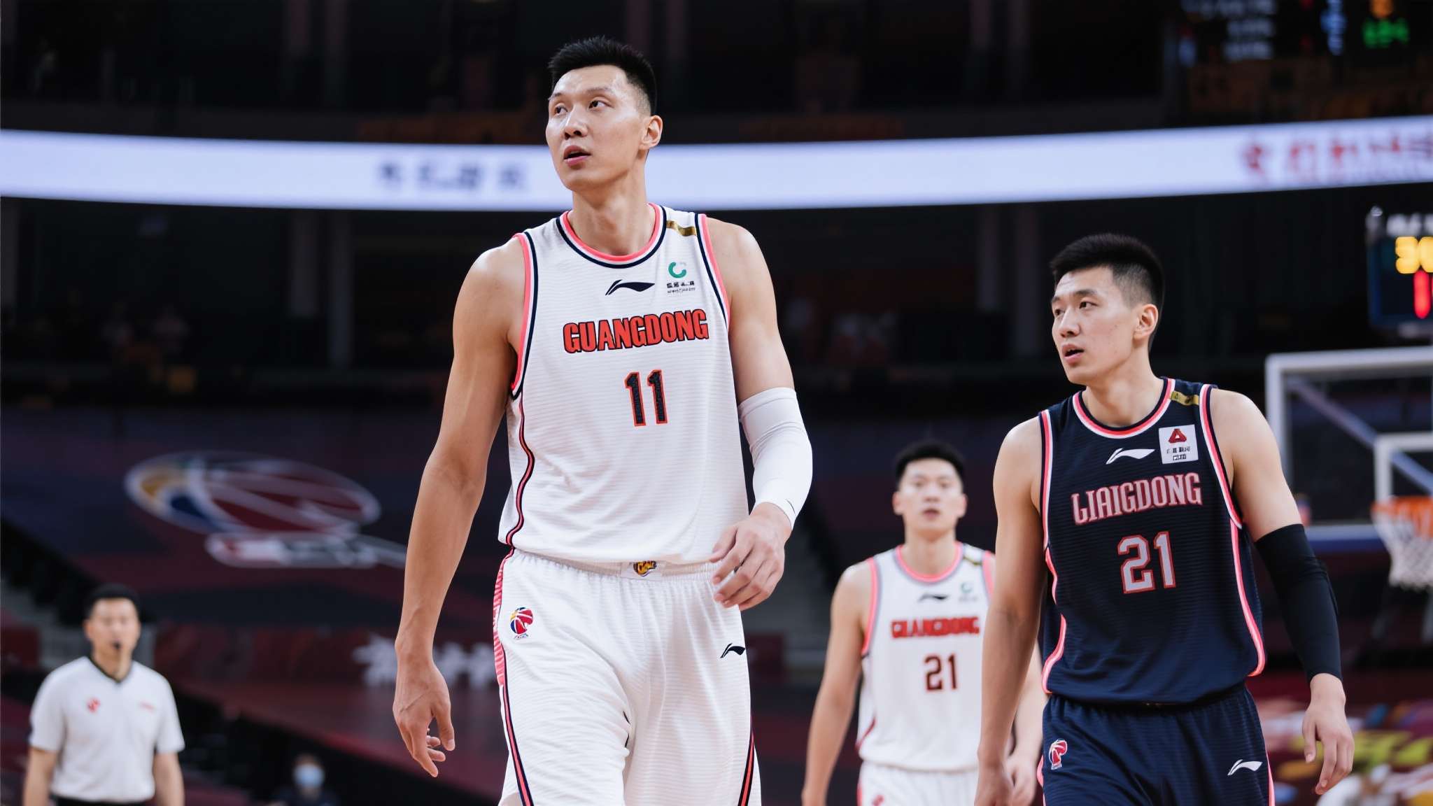 回顾近几个赛季，广东男篮在内线厚度上时常面临挑战，尤其是面对新疆、辽宁等拥有强力